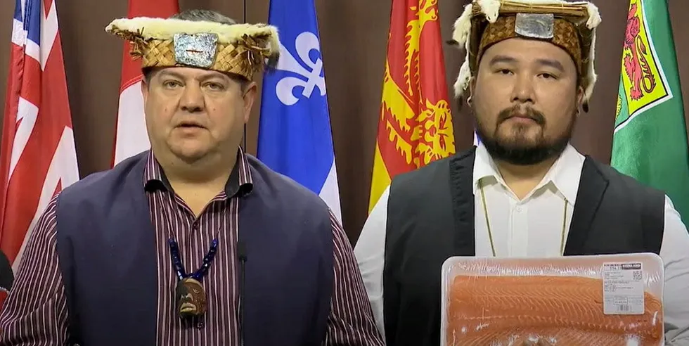 Sjefsråd Chris Roberts (t.v.) fra urfolksgruppen Wei Wai Kum First Nation advarer mot dyrere priser på oppdrettslaks i butikkene i Canada etter et forbud mot oppdrett.