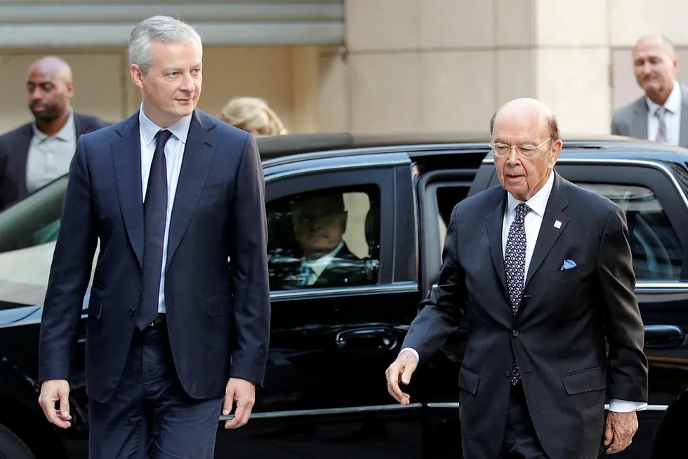 Frankrikes finansminister Bruno Le Maire (til venstre) møtte USAs handelsminister Wilbur Ross i Paris torsdag. Foto: François Mori / AP / NTB scanpix