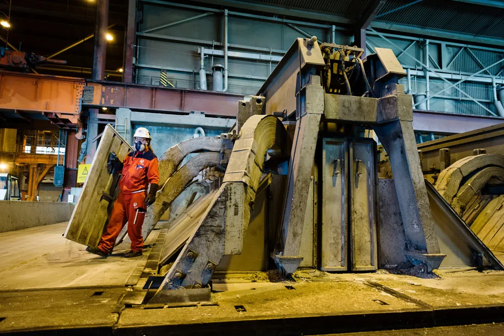 Det er fortsatt god aktivitet i norsk industri. Her fra Hydro sitt anlegg for produksjon av aluminium på Karmøy.