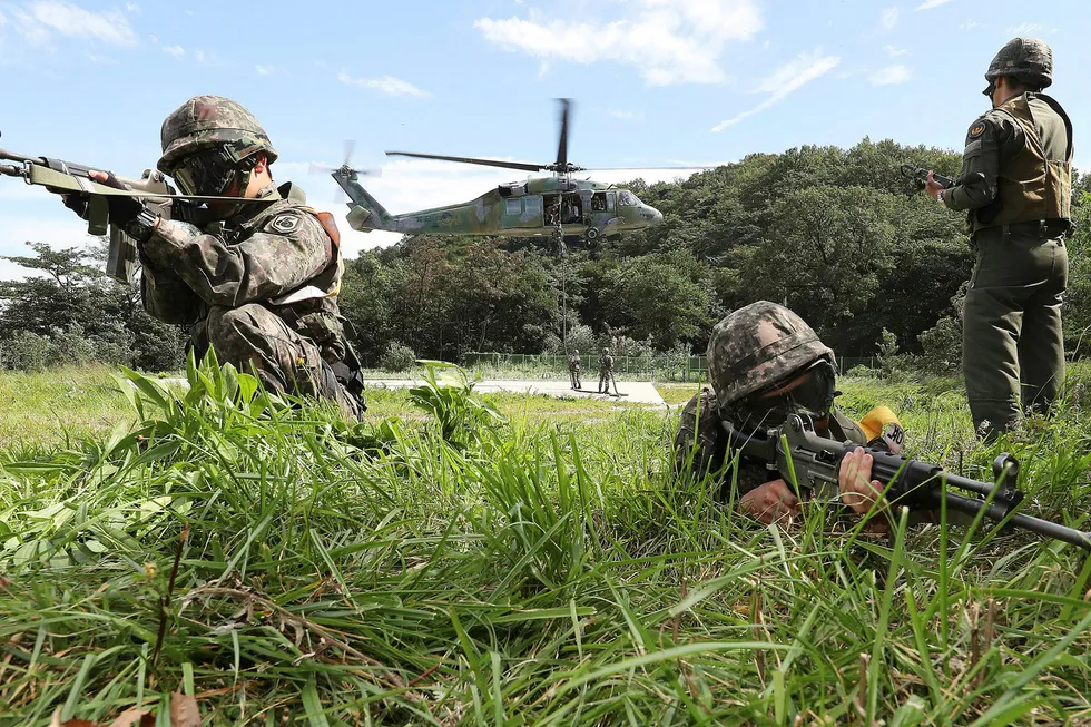 Spenningen over Korea-halvøya har økt etter tirsdagens missileavfyring fra Nord-Korea over japansk territorium. På bildet ser vi sørkoreanske soldater som trener på under en årlig øvelse i Yongin. Hong Gi-won/Yonhap via AP) Foto: Hong Gi-won/Yonhap/AP/NTB Scanpix.