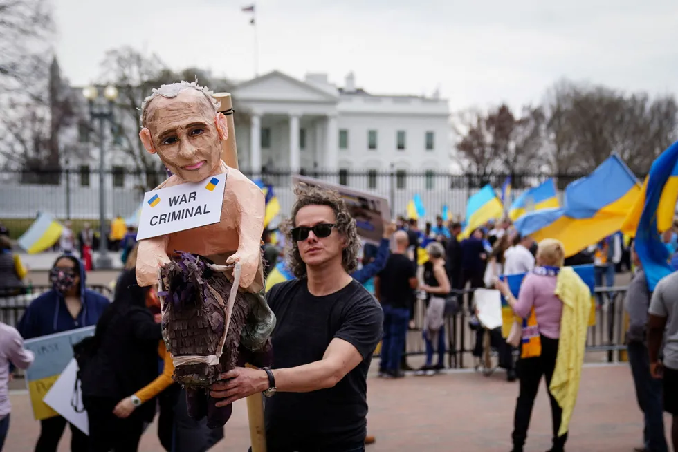 Protestmarsj mot Russlands invasjon av Ukraina i Washington, D.C. i helgen. New York Times rapporterer at man i Det hvite hus i økende grad er bekymret for hva en desperat Putin kan finne på å gjøre.