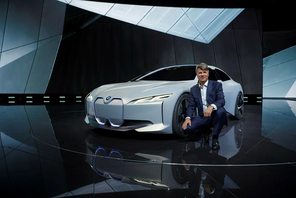 Harald Krüger, toppsjef for BMW foran den elektriske konseptbilen i Vision Dynamics. Bilen skal danne grunnlaget for neste modell ut i BMWs i-serie. Foto: BMW