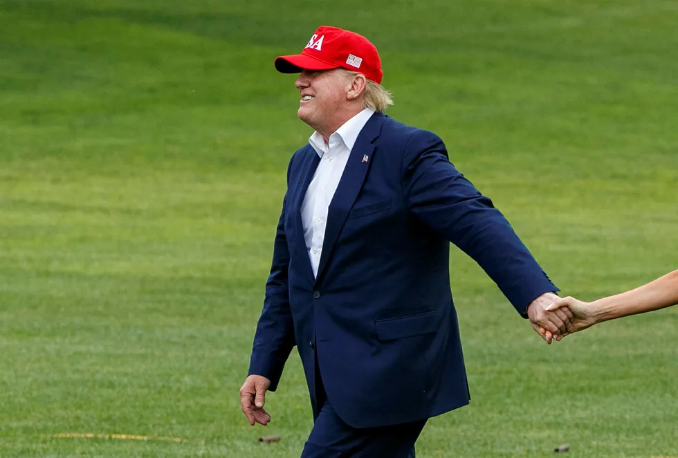 President Donald Trump holdt hender med førstekvinnen Melania Trump mens han returnerte til Det hvite hus etter å ha vært i Europa for å minnes D-dagen. Få timer senere annonserte han en avtale med Mexico på Twitter.