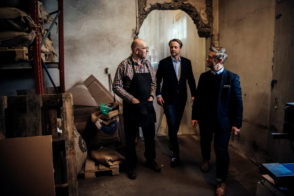 Sigurd Gramstad (til venstre) i Stavanger Kaffebrenneri snakker med David Baum (til høyre) og Jarle Holm i Vester AS om å finansiere en ny kaffebrenner til 1,8 millioner kroner. Foto: Tommy Ellingsen