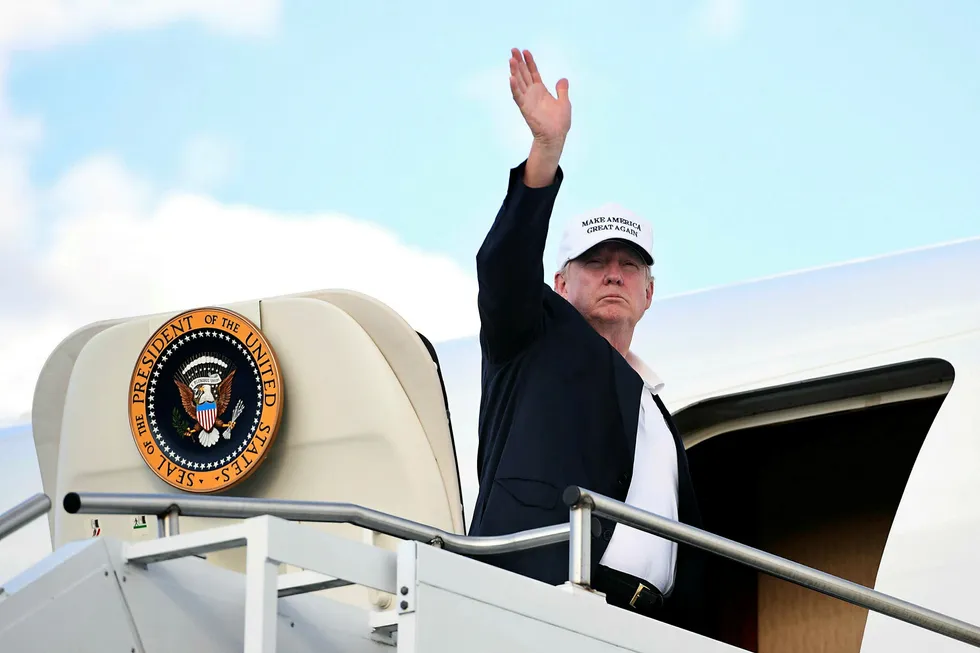 President Donald Trump feiret den økonomiske seieren. Her vinker han til reporterne før han går inn i Air Force One søndag. Foto: Jim Watson/AFP/NTB Scanpix
