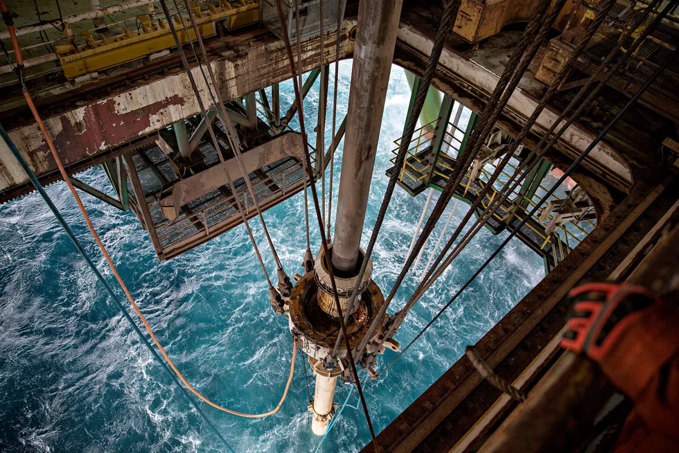 Hvis SSBs prognoser slår til vil oljenedturen bli både kortere og mindre dyp enn den som rammet Norge i årene 2014 til 2017. Her fra boreriggen «Leiv Eiriksson» på Altafunnet i Barentshavet.