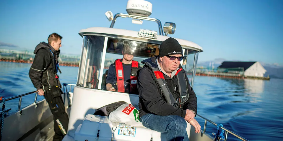 Direktør i Alsaker Fjordbruk, Gerhard Meidell Alsaker, i båt ved lokalitet på Tysnes i 2016.