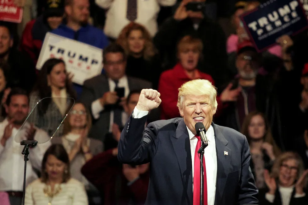 Donald Trump lover å samle et splittet USA. Her taler han i Ohio mandag under sin seiersturné. Foto: William Philpott/Reuters/NTB scanpix