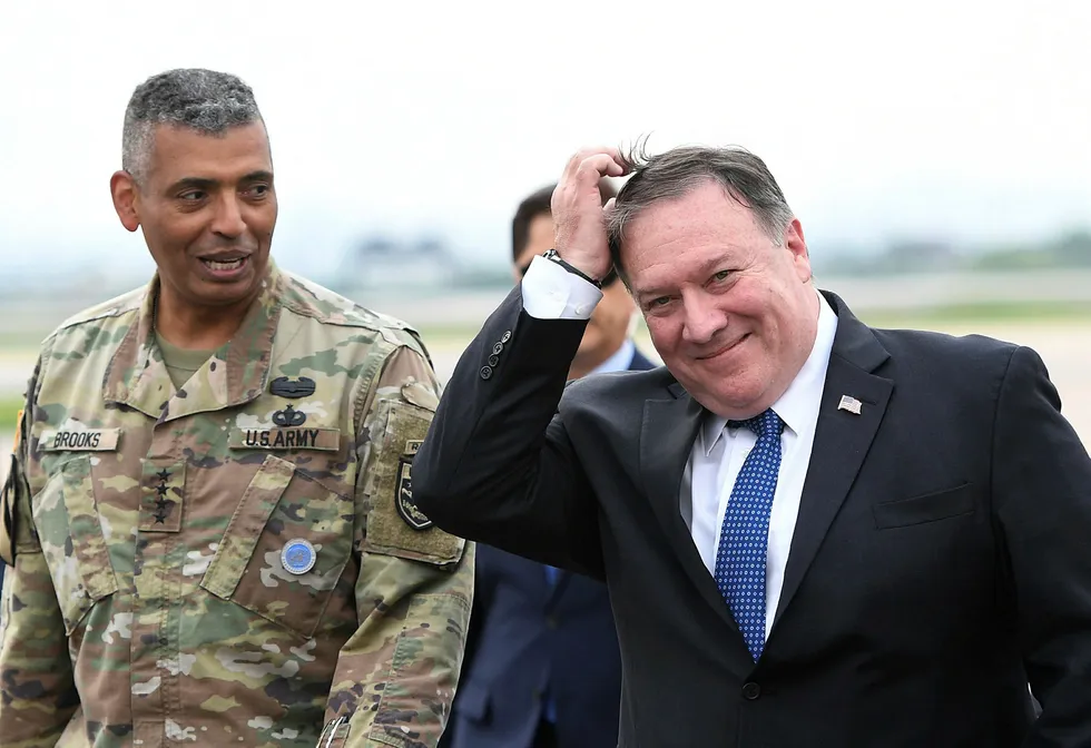 USAs utenriksminister Mike Pompeo ankom onsdag Sør-Korea. Der møtte han Vincent K. Brooks, leder for de amerikanske styrkene som er utstasjonert i landet. Foto: AP / NTB scanpix