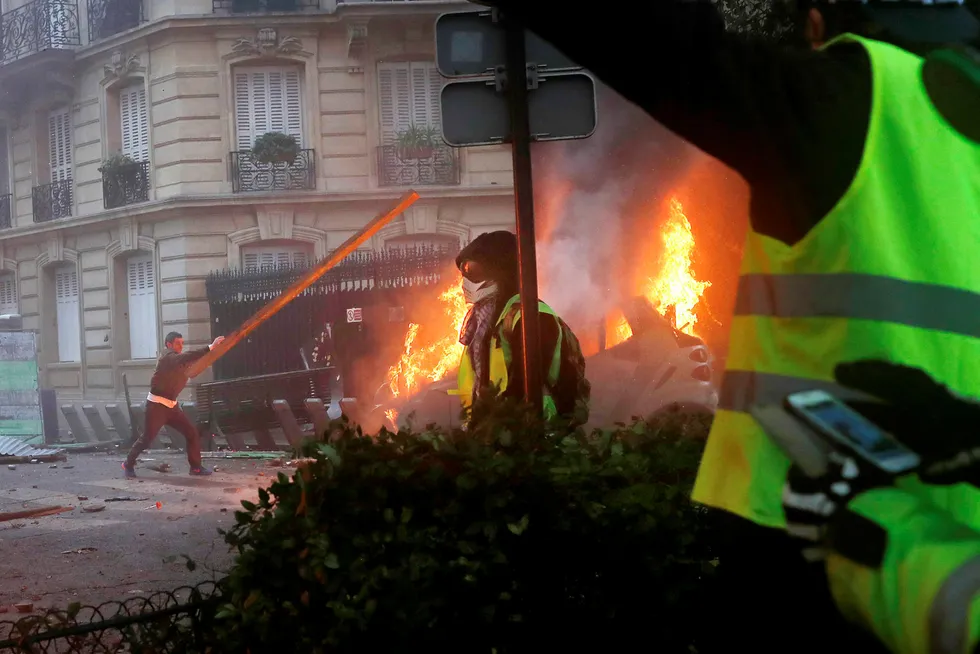Voldsomme protester preget bybildet i Paris under årets første adventshelg.
