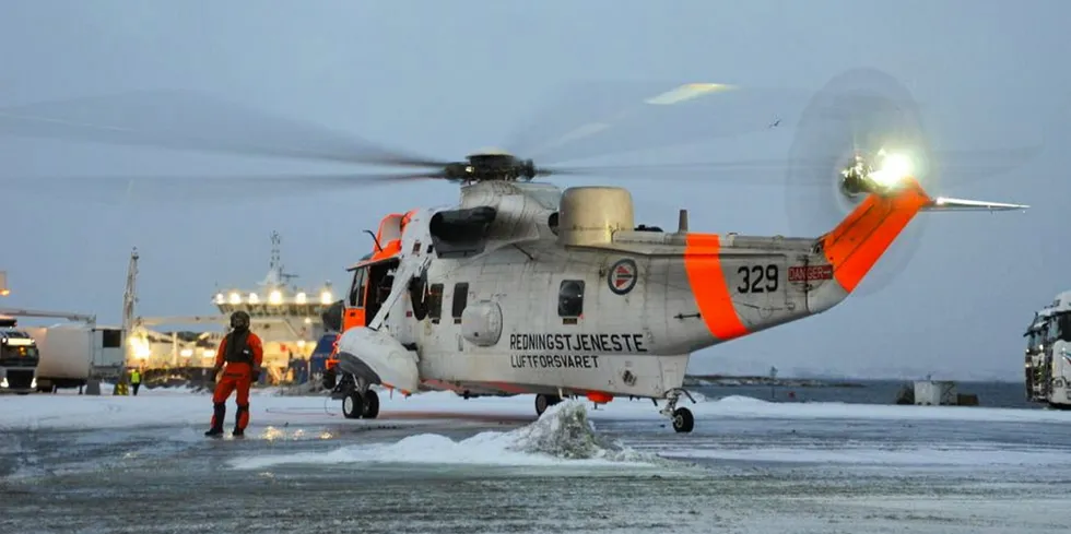 Det ble startet gjenopplivning med hjertestarter, og så kom ambulanse som fortsatte gjenopplivningen.