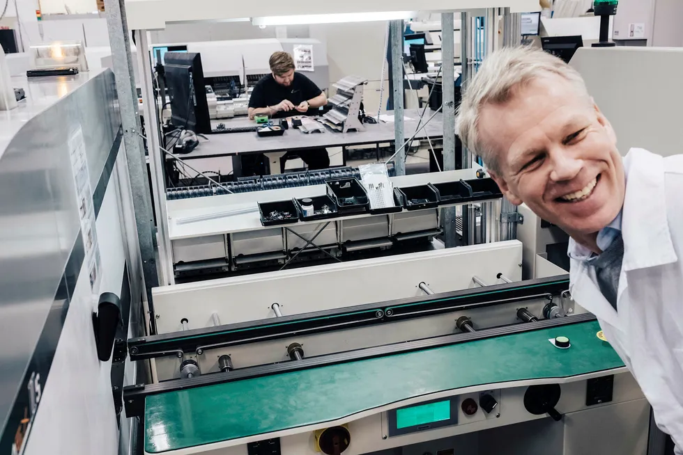 Zaptec-sjef Anders Thingbø leder selskapet til notering på Merkur Market. Her med komponenter til elbillader som lages hos bedriften Westcontrol.