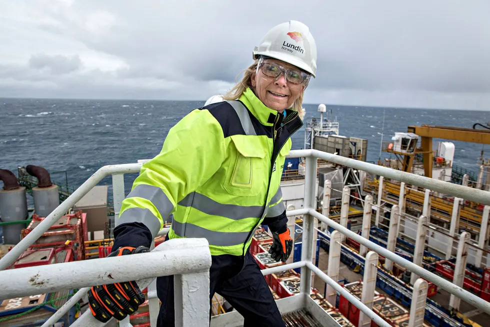 Norgessjef Kristin Færøvik i Lundin sier til DN at usikkerheten er redusert etter produksjonstesten. Bildet er fra et besøk på boreriggen Leiv Eiriksson under prøveboringen av Alta-funnet i 2016.