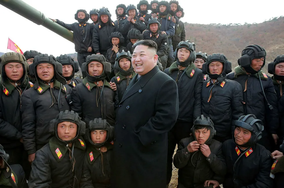 Nord-Korea lover motreaksjoner som svar på økte sanksjoner mot landet. På bildet landets leder Kim Jong-Un som inspiserer deler av hæren. Foto: KCNA/STR/AFP photo/NTB scanpix