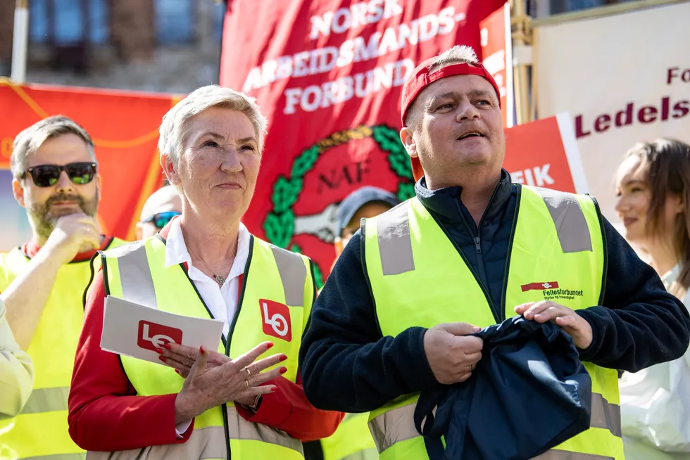 LO-leder Peggy Hessen Følsvik og Fellesforbundets leder Jørn Eggum streiket for reallønnsvekst til alle. Prisveksten setter stopper for det.