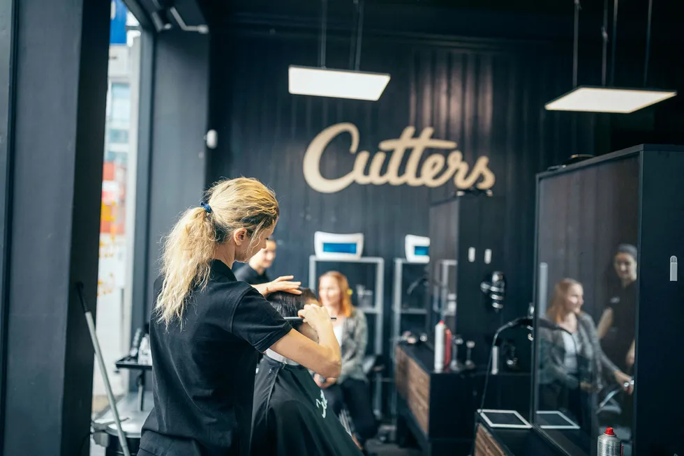 Cutters og NFVB er uenige om forskriftene pålegger frisørene å tilby hårvask. Fra Cutters i Torggata. Foto: Johannes Worsøe Berg