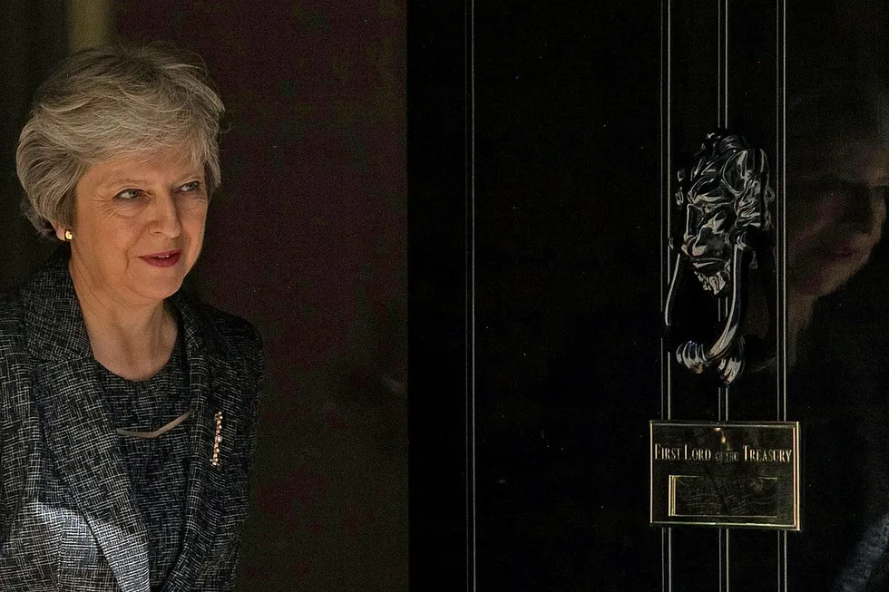 Britenes statsminister Theresa May tar selv kontroll over brexit. Her er hun på vei ut av statsministerboligen i 10 Downing Street i London tirsdag etter et møte med emiren av Qatar, Sheikh Tamim Bin Hamad al-Thani. Foto: DANIEL LEAL-OLIVAS/AFP/NTB Scanpix