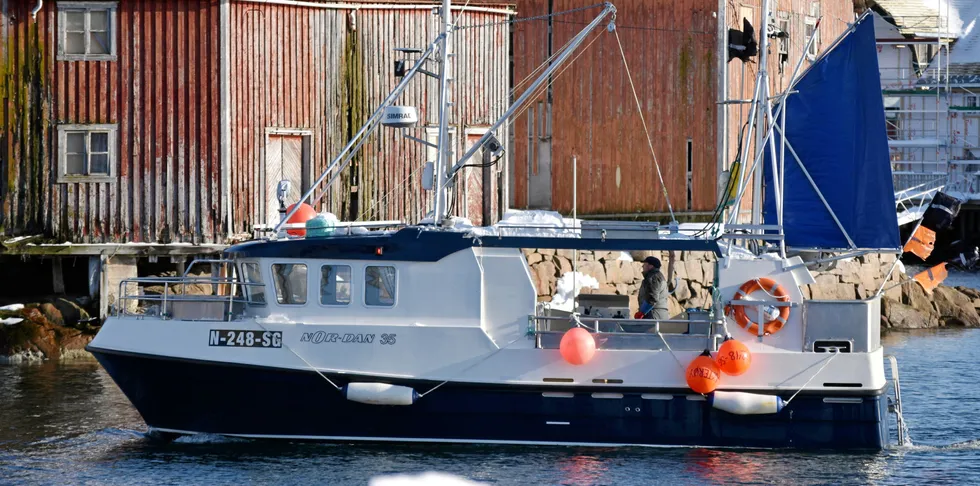 FLYTTER? Sjarken «Akterøy» har levert i Svolvær de siste ukene. Nå kan det bli flytting.