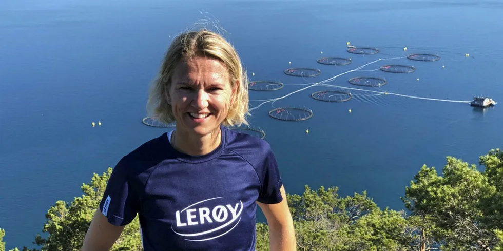 Nina Møgster med lokaliteten Skorpo i bakgrunnen. Hun er daglig leder i Lerøy Sjøtroll.