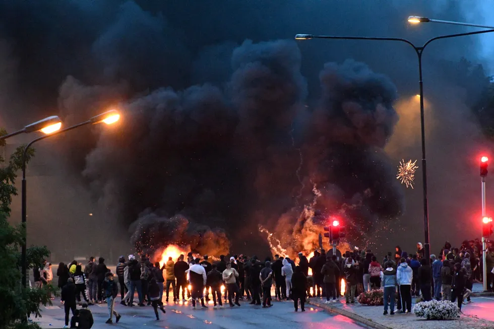 «Det er forbudt å brenne koraner» funker ikke så godt som lov i en rettsstat der likebehandling er sentralt, skriver artikkelforfatteren. Bildet viser opptøyer og branner i etterkant av koranbrenning i Malmö i 2020.