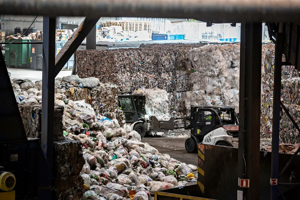 I Oslo har offentlige subsidier ført til så stor kapasitet i forbrenningsanleggene at vi må importere avfall, blant annet fra Storbritannia, for å sikre god anleggsutnyttelse, mener forfatterne. Her fra Norsk Gjenvinnings anlegg på Haraldrud i Oslo. Foto: Aleksander Nordahl