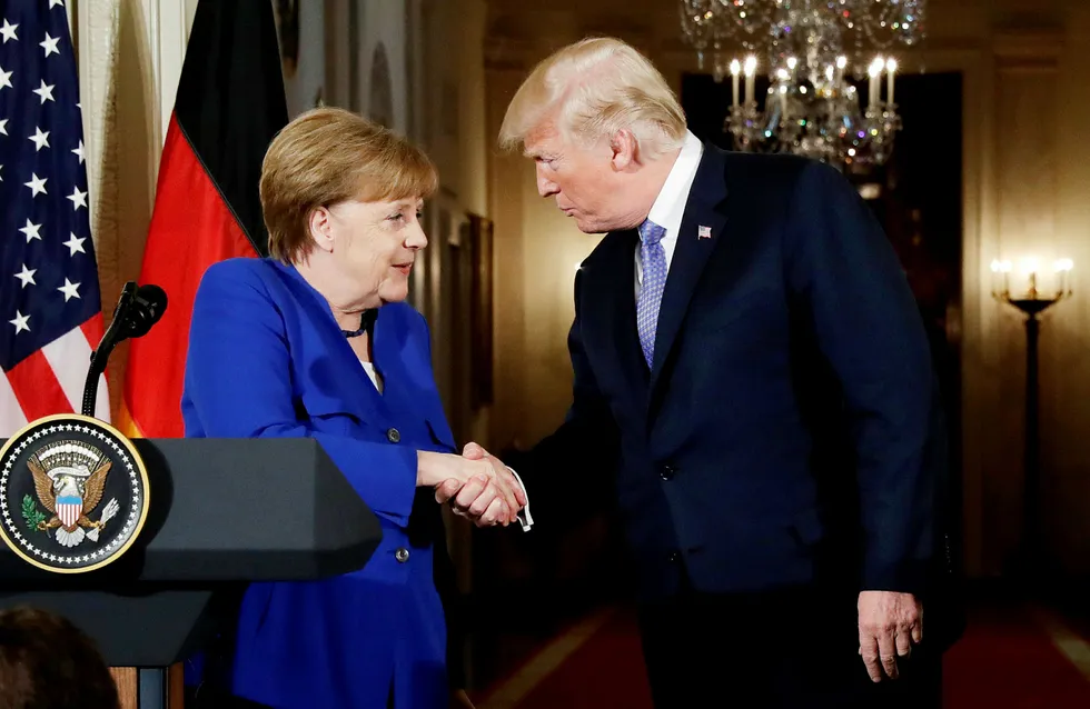 Forbundskansler Angela Merkel sliter med få tysk forsvar i orden. President Donald Trump er kraftig irritert på Tyskland. Foto: Evan Vucci/AP/NTB Scanpix