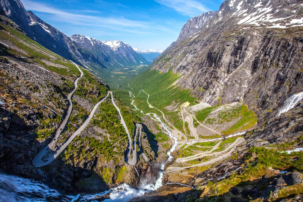 Den kjente turistveien Trollstigen i Rauma ble stengt på grunn av rasfare i begynnelsen av juni.