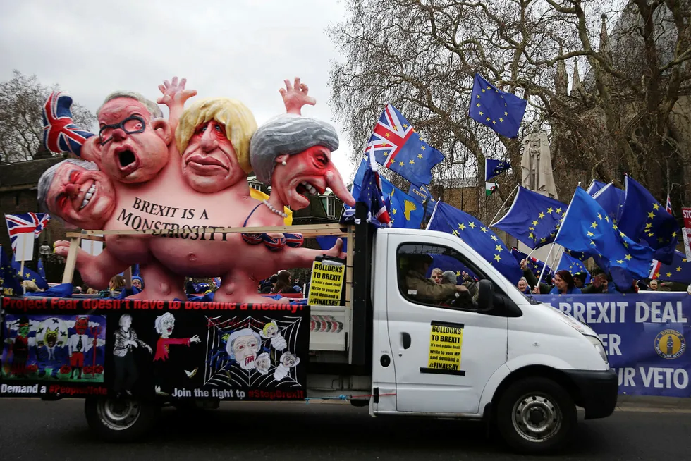 For eller imot Brexit? Det er noe som deler Storbritannia i to. Her demonstrerer anti-brexit-siden foran parlamentet i London i forkant av avstemningen om Theresa May's brexit-avtale.
