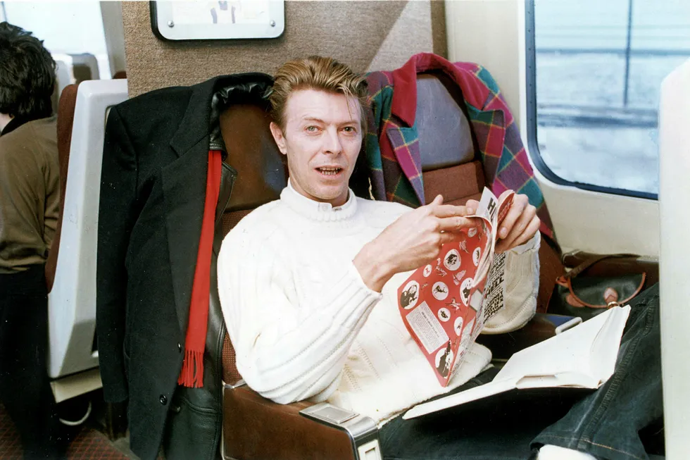 På sporet av den tapte tid. David Bowie slapper av på toget med siste nummer av Viz, i 1990. En samling med intervjuer gjort med ham gjennom hans lange karriere er nå utgitt på norsk.