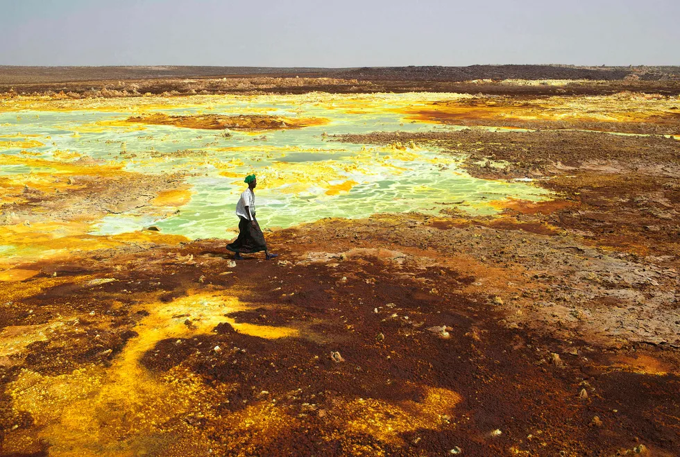 I Afar-regionen helt nord i Etiopia finnes det gigantiske svovel- og mineralsaltformasjoner. I dette området, som ligger på grensen til Eritrea, investerer Yara milliardbeløp i en kaliumgruve. For å sikre seg tilgang på arbeidskraft skal Yara og norske myndigheter også bygge opp en lokal yrkesfagskole. Foto: Stringer/Reuters/NTB Scanpix