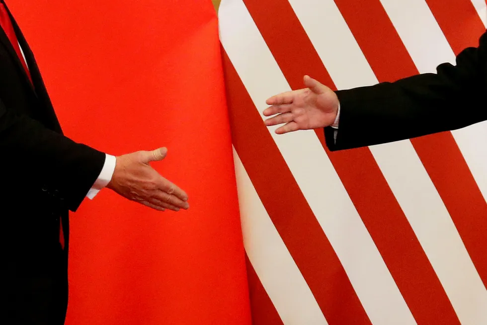 U.S. President Donald Trump og Kinass President Xi Jinping tok hverandre i hendene tidligere i år. Nå spør investorene seg om de kommer til å inngå en handelsavtale.