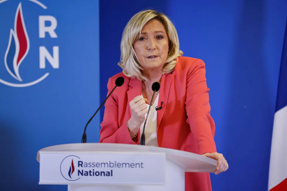 Ytre Høyres Marine Le Pen håper på drahjelp fra pensjonerte generaler i Frankrike.