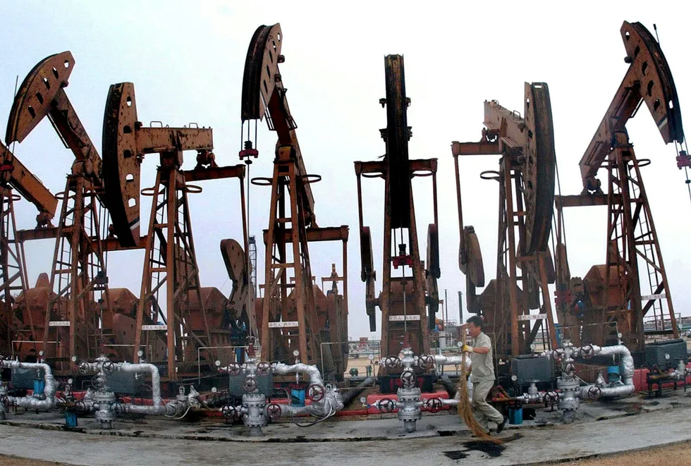 Oil price: China cuts independent refinery oil import quotas