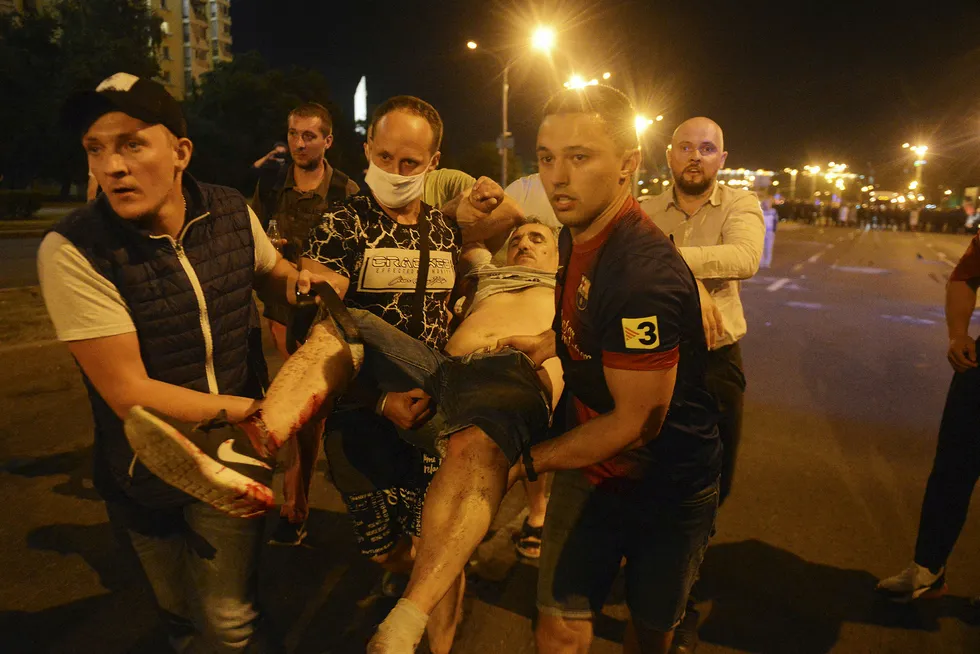 Presidentvalget i Hviterussland i helgen endte i voldsomme sammenstøt med politi. Her bæres en såret demonstrant bort.