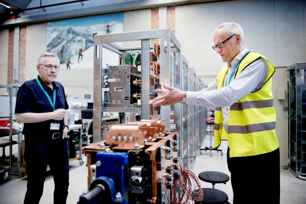 Salgsdirektør Odd Moen (til høyre) viser sammen med Alf Olav Valen enhetene som skal lade batteriene som selskapet skal utvikle. Foto: Ole Martin Wold