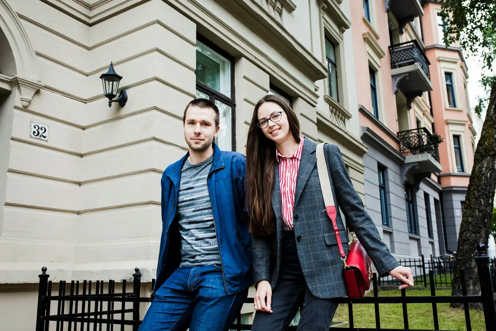 Igor Orlov og Anastasia Orlova kjøpte nylig en leilighet i Oslo for 3,1 millioner kroner. Han har mastergrad i it og jobber i et it-selskap, hun har studert kinesisk og jobber som butikksjef. Foto: Sebastian S. Bjerkvik