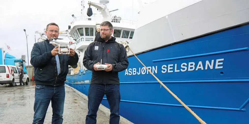 Seniorforsker Ole Petter Pedersen i Calanus AS og seniorforsker Stian Solbø ved Noruts droneavdeling foran båten "Asbjørn Selsbane" som skal brukes til å lete etter raudåte neste år.Foto: Jørn Mikael Hagen