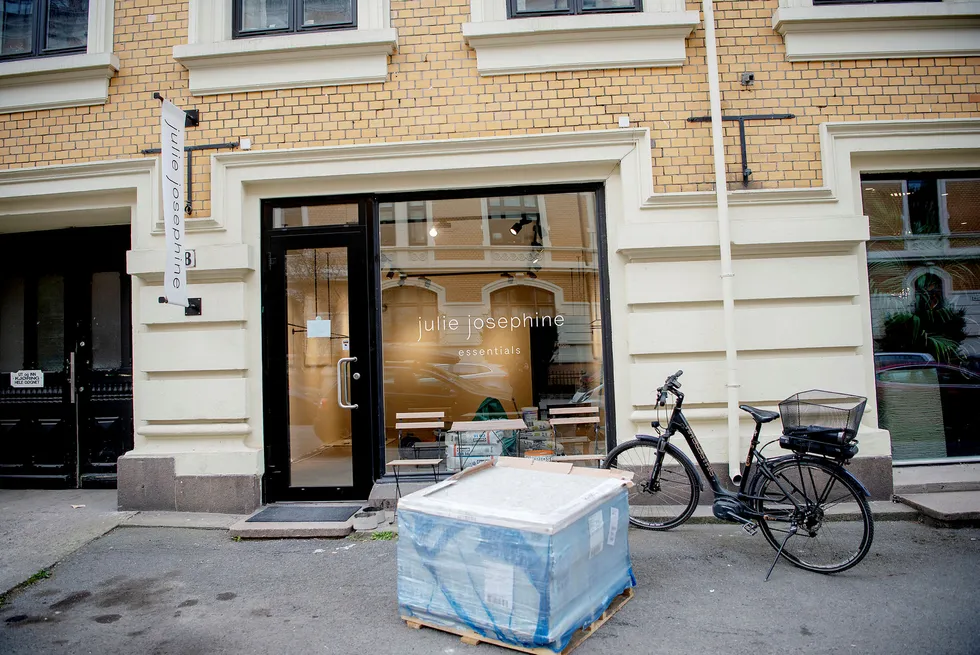 En lapp på døren i butikken til Julie Josephine Essentials på Frogner i Oslo står følgende beskjed: «Vi pusser opp. Vi ses etter påske».