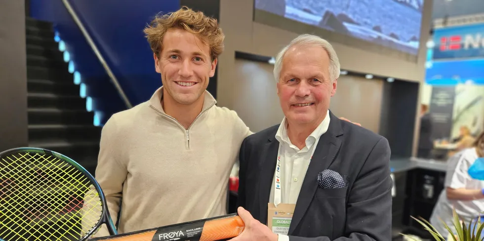 Tennisspiller Casper Ruud sammen med Salmar-eier Gustav Witzøe. Sammen har de inngått en sponsoravtale.