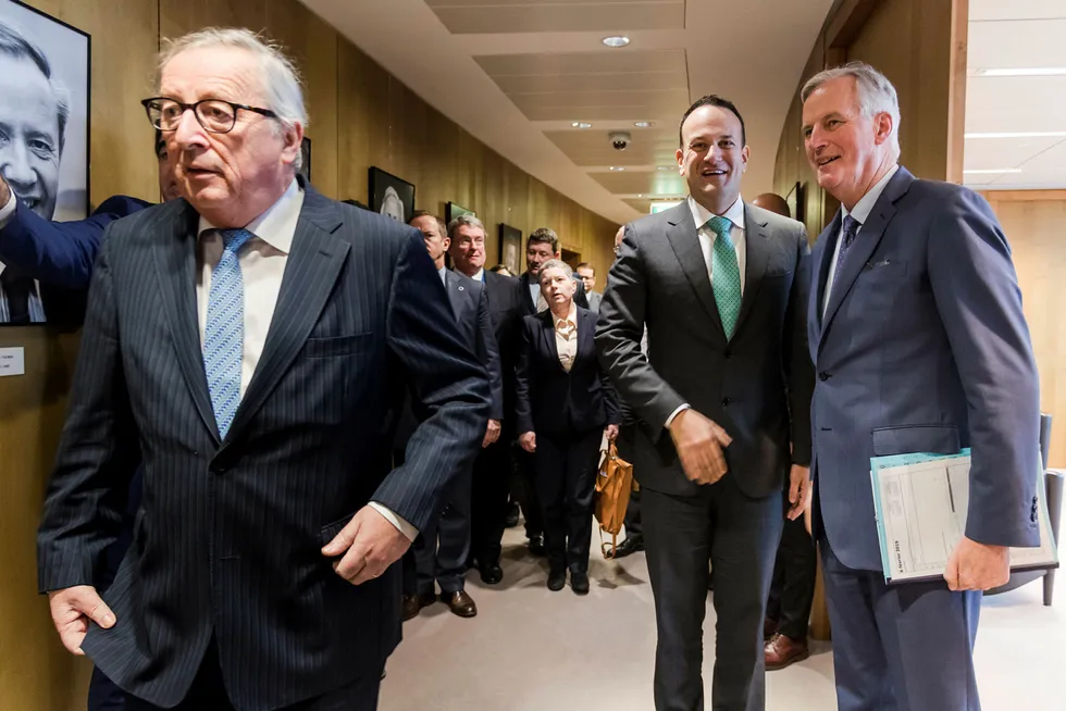 Samholdet mellom Irland og EU har vært bunnsolid gjennom hele brexitprosessen. Her Irlands statsminister Leo Varadkar (i midten), Europakommisjonens president Jean-Claude Juncker (til venstre) og EUs hovedforhandler på brexit Michel Barnier (til høyre) i EU-hovedkvarteret i Brussel denne uken.