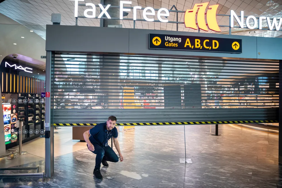 Med unntak av en kort periode i fjor sommer, har denne tax free-butikken på Oslo lufthavn vært stengt helt siden pandemien slo inn. Haakon Dagestad i Travel Retail Norway ser frem til å få de ansatte tilbake på jobb.