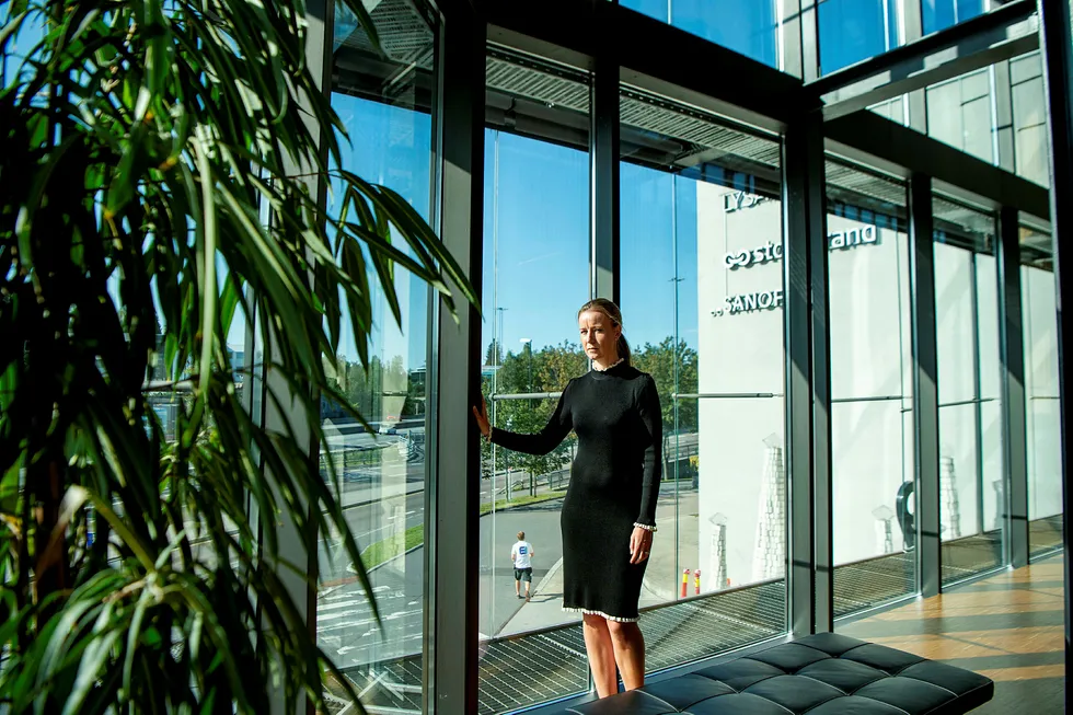 Banksjef Caroline Johansen i Storebrand tilbyr Norges laveste tiårige fastrente, men har strenge regler for å betale ut rentegevinst til kunden dersom avtalen sies opp før tiden.
