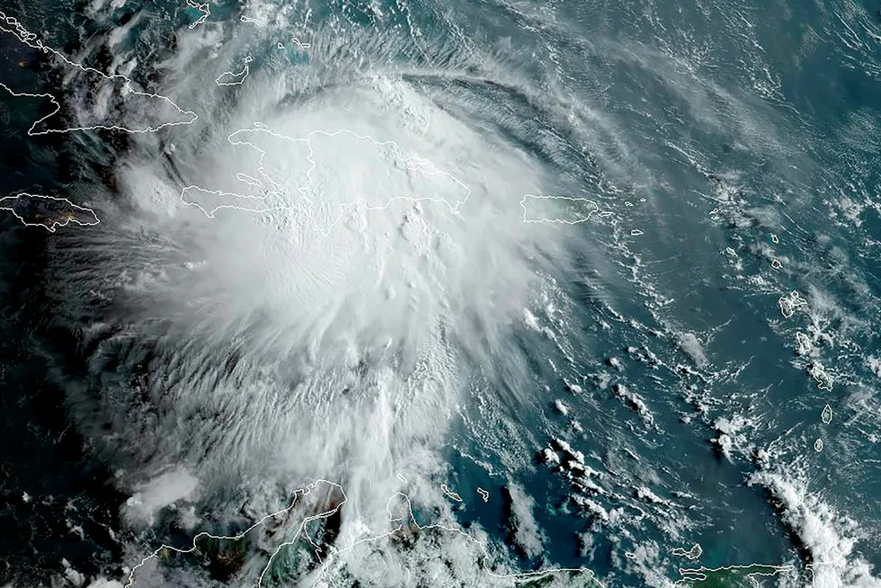 Satellittbilde av ekstremværet Lara som søndag feide over Haiti og Den dominikanske republikk