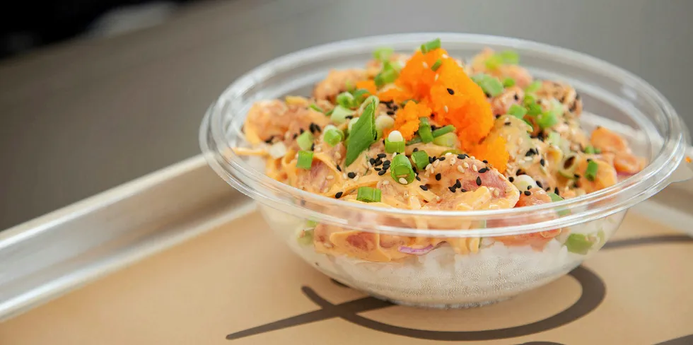 Unge svensker velger bort sjømat, men ikke poké bowl - som er en ny trend. Poke er like vanlig å spise på Hawaii som det er vanlig å spise sushi i Japan. Og noen likheter er det mellom rettene også: Pokebolle er ganske likt som sushisalat, bare at man marinerer fisken når man lager poké og man skjærer den i terninger og ikke skiver. Og poke betyr "oppdelt" på Hawaii.