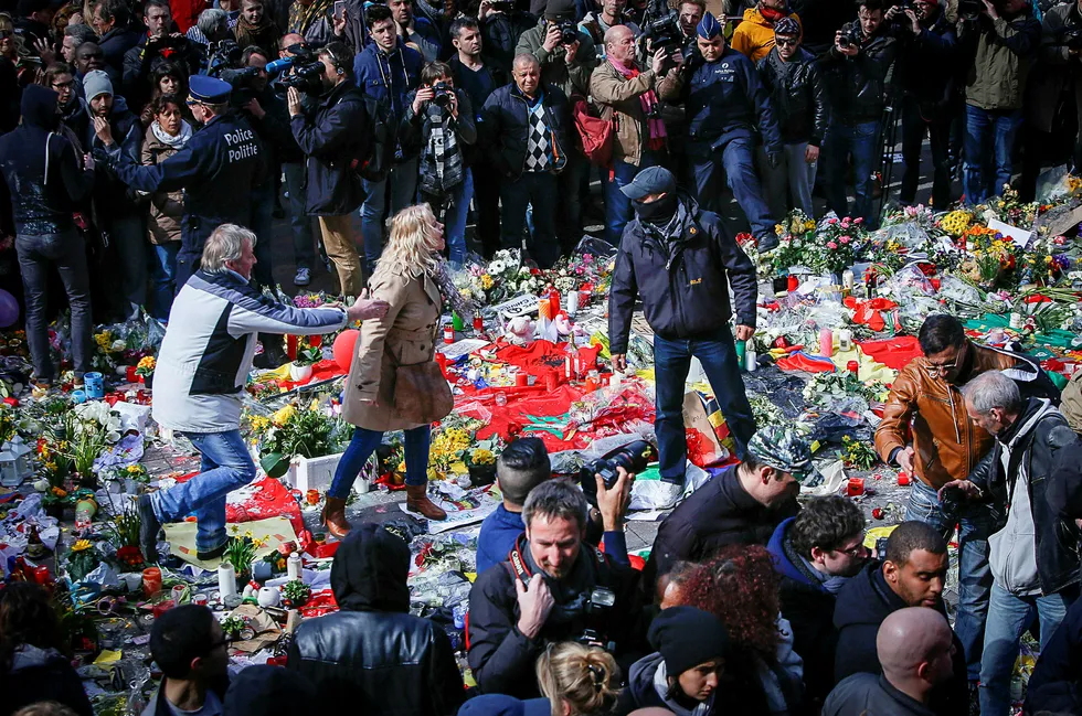 Konfrontasjon mellom sørgende og høyreekstreme under en minnesmarkering for ofrene etter terroraksjoner som drepte 35 og skadet mer enn 300 på flyplassen Zaventem og t-banestasjonen Maalbeek i Brüssel var en av hendelsene DN sine fotografer var vitne til i 2016. Foto: Gunnar Lier