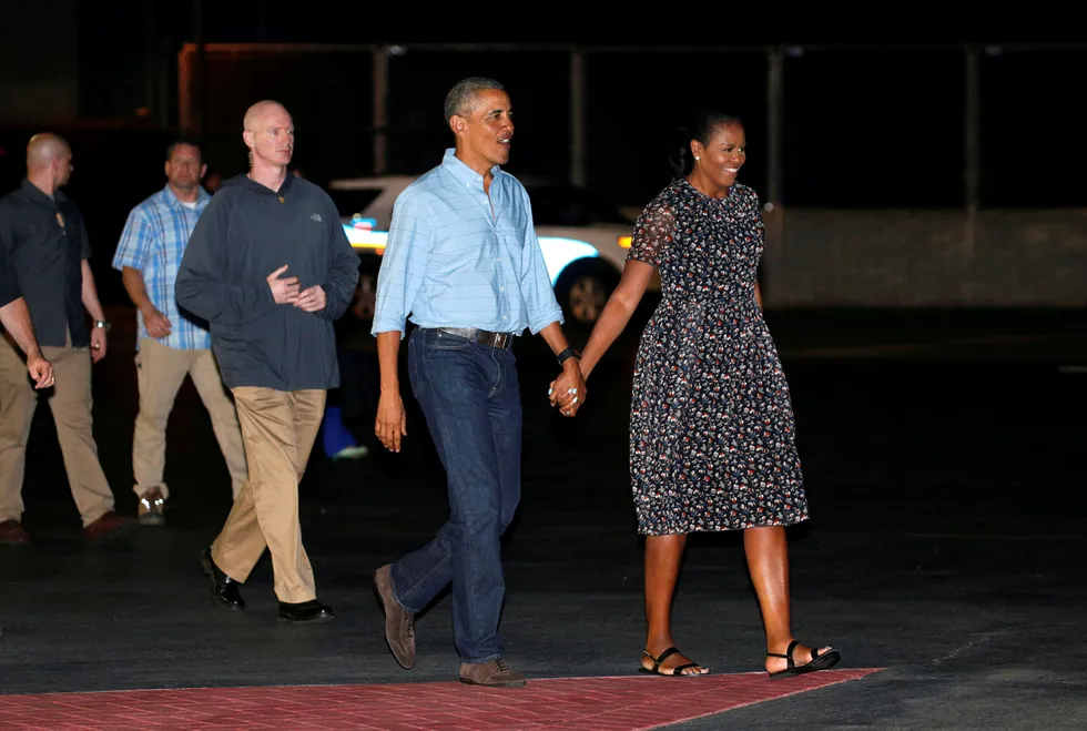 USAs President Barack Obama vil ta farvel som president i hjembyen Chicago. Her med USAs førstedame Michelle Obama på vei hjem fra juleferie på Hawaii. Foto: Kevin Lamarque/Reuters/NTB Scanpix