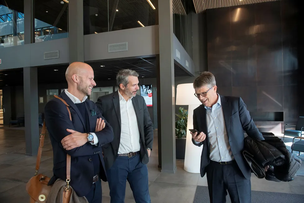 Medinvestor i Nortel, Leif-Arne Langøy (til høyre), sier han fortsatt er Telenor-kunde. – Vi har et sim-kort klart til deg, sier gründer Christian Pritchard (til venstre). I midten står salgssjef Kristian Renaas, tidligere leder for bedriftsmarkedet i Telia.