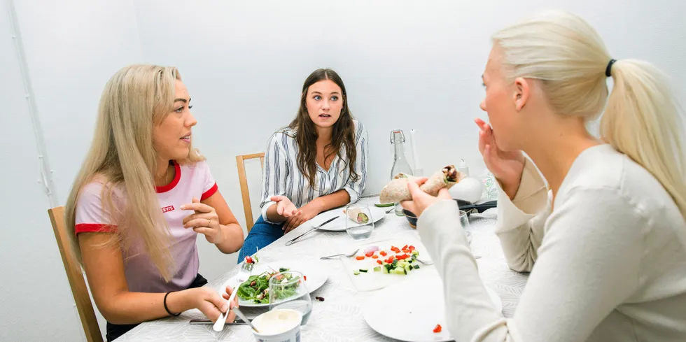 Disse tre jentene er opptatt av å lage sunn mat som ikke er dyr, og de lager ofte middag sammen. fv. Helene Wehus, Marte Arkøy, Camilla Vinterhus. Nye kostholdsråd anbefaler mer fisk, mindre kjøtt.