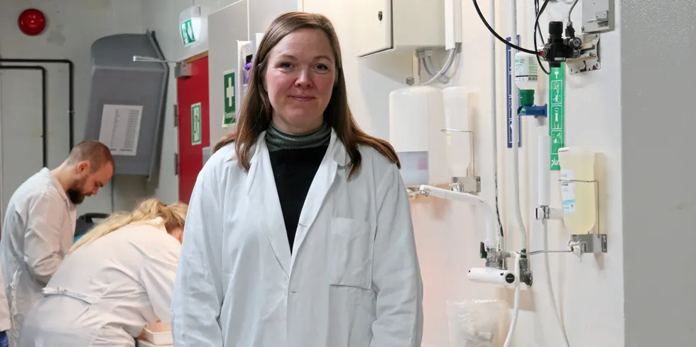 Aina-Cathrine Øvergård er leiar for forskargruppa ved Universitetet i Bergen som jobbar for å utvikle ei lakselusvaksine.