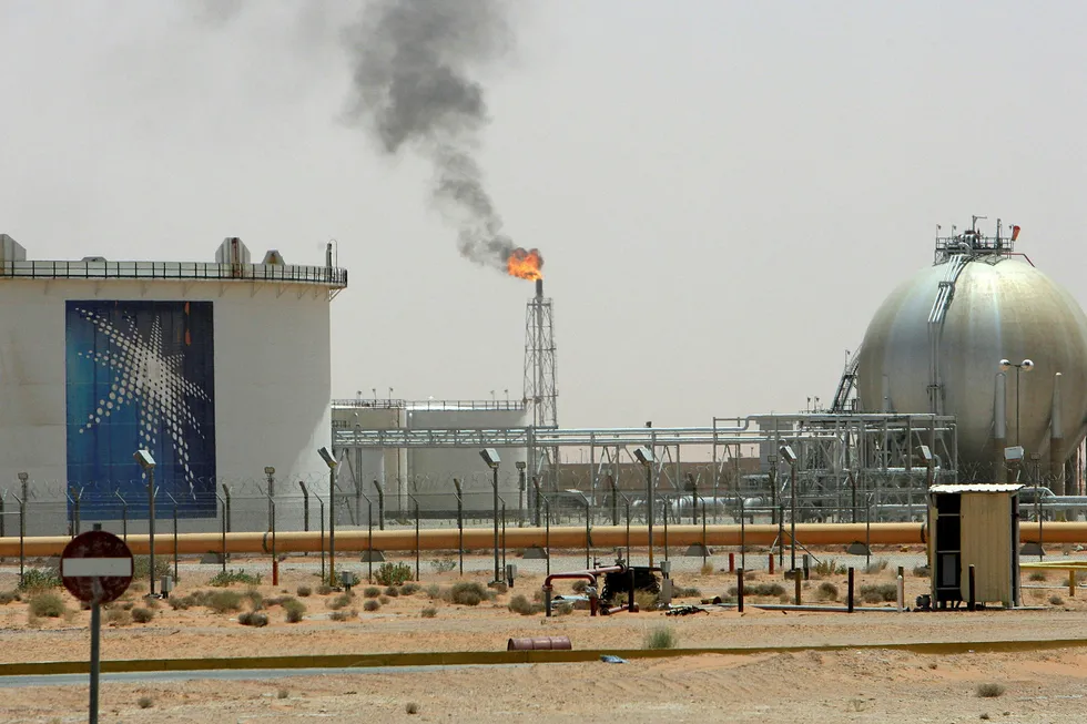 Saudi-Arabias energiminister Khalid al-Falih opplyste søndag at avtalen om produksjonskutt som ble inngått mellom OPEC og Russland tidligere i år, ligger an til å bli forlenget. Bildet er fra Khurais-feltet i Saudi-Arabia. Foto: Ali Jarekji/Reuters/NTB Scanpix